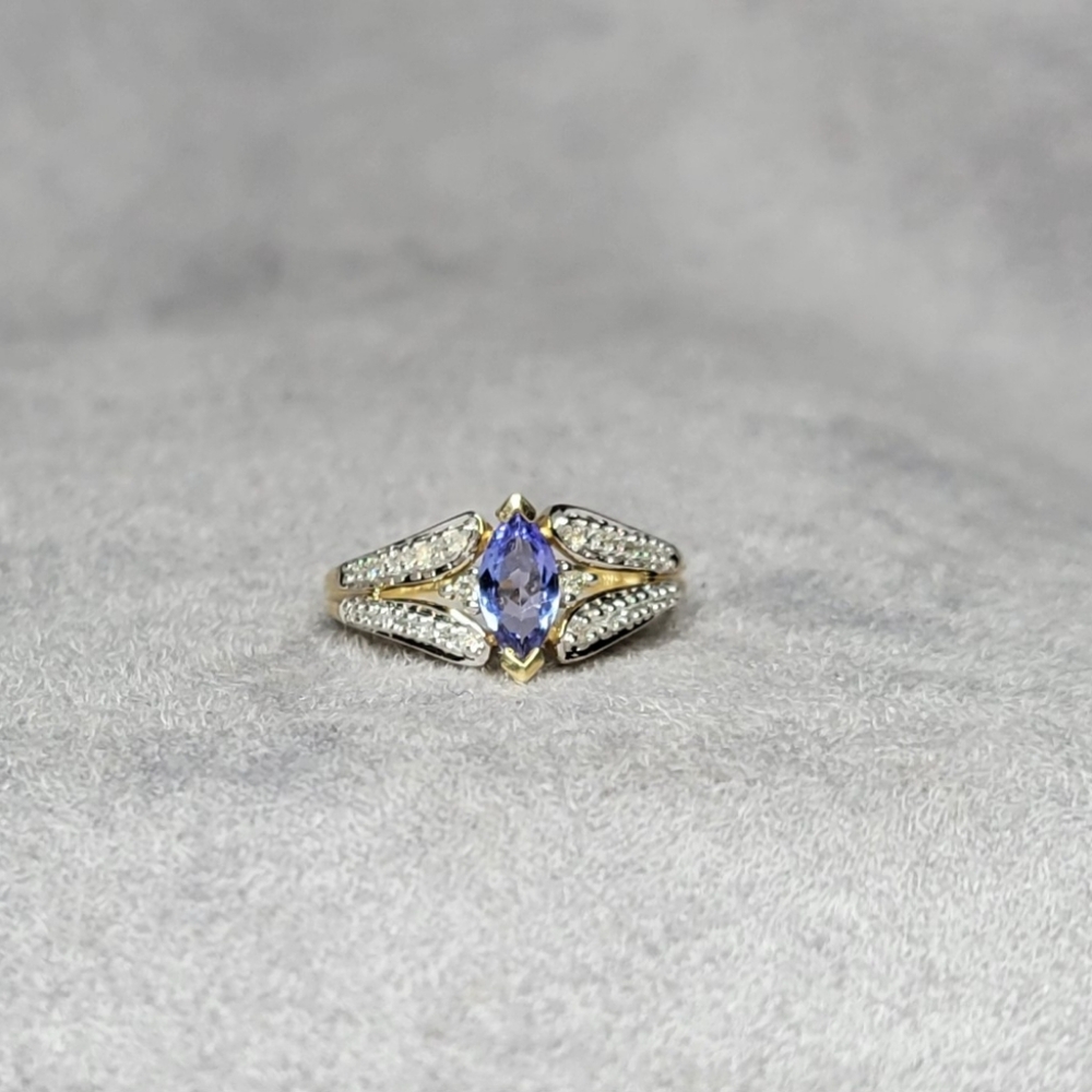 STUNNING 10K Yellow Gold Tanzanite w/Diamond Accents Ring
